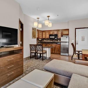 One-Bedroom Queen Suite